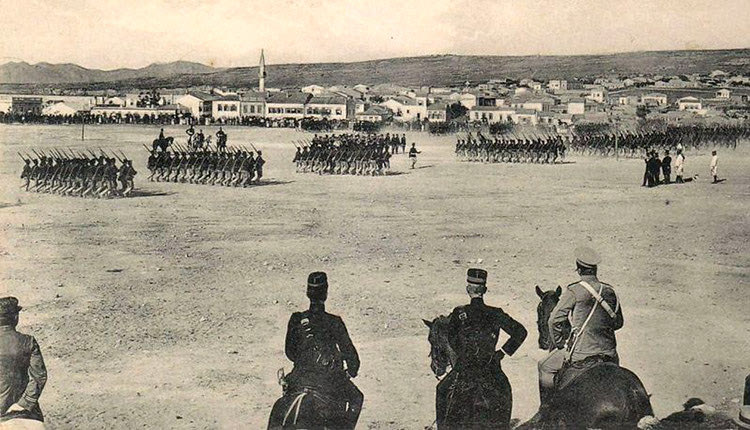 H φωτογραφία της ημέρας: 1908. Παρέλαση Κρητών πολιτοφυλάκων στο Πεδίο του Άρεως