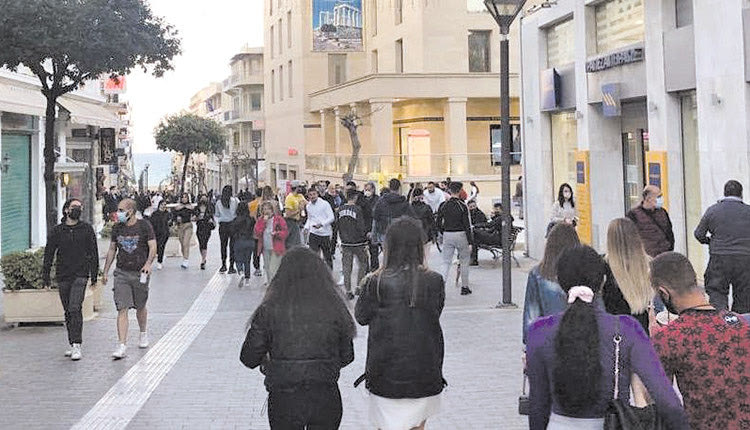 Αυξημένη κίνηση στο κέντρο του Ηρακλείου, που δεν θύμιζε σε τίποτα lockdown