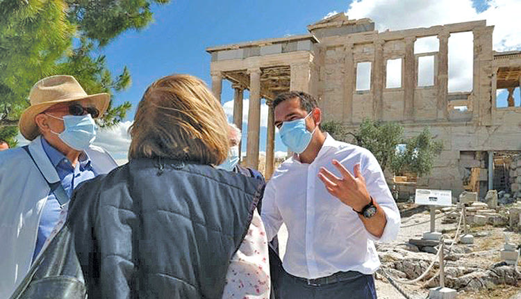 ο πρόεδρος του ΣΥΡΙΖΑ ΠΣ, Αλέξης Τσίπρας, μετά από την ξενάγηση που είχε στην Ακρόπολη με αφορμή την Παγκόσμια Ημέρα Πολιτισμού