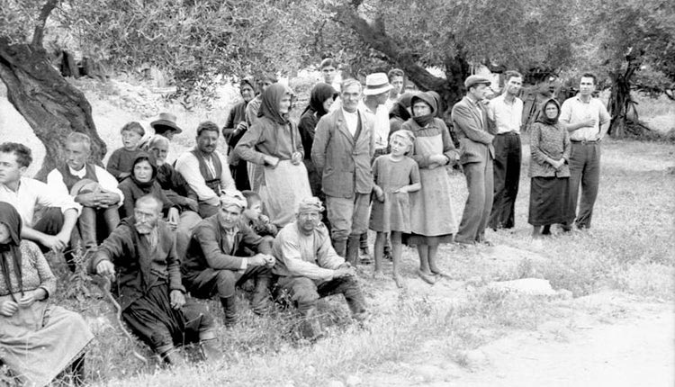 H φωτογραφία της ημέρας: 1941. Η τραγική συγκέντρωση των κατοίκων στο Κοντομαρί Χανίων