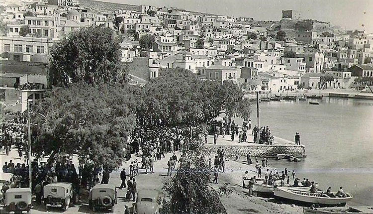 ΦΩΤΟΗΜΕΡΑΣ:Η Σητεία το 1950 σε φωτογραφικό ένθετο Τσιριλάκη. Διακρίνονται στρατιωτικά αυτοκίνητα, ίσως από κάποια εθνική εορτή.