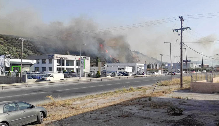 Η φωτιά εκδηλώθηκε πίσω από αντιπροσωπείες αυτοκινήτων