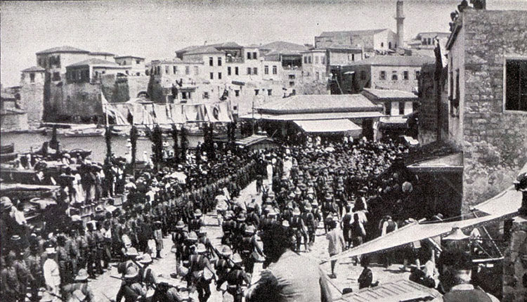 ΦΩΤΟΗΜΕΡΑΣ: Ηράκλειο 1909. Εγγλέζοι στρατιώτες αποβιβάζονται στο λιμάνι της πόλης