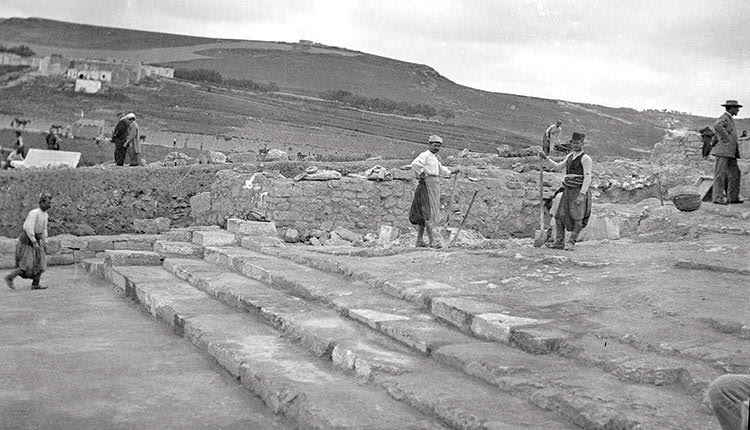 ΦΩΤΟΗΜΕΡΑΣ: 1903: Κνωσός. Φωτογραφία ντοκουμέντο από τις ανασκαφές δείχνοντας πόσο παρθένο ήταν το τοπίο. Στο βάθος διακρίνεται το χωριό.