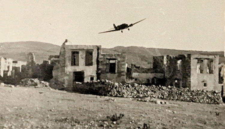 ΦΩΤΟΗΜΕΡΑΣ: Κρήτη, Μάιος 1941. Ένα ju-52 πετάει πάνω από ερειπωμένα σπίτια. (Erwin Forkel)