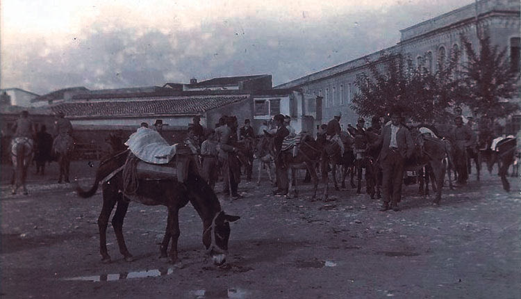 ΦΩΤΟΗΜΕΡΑΣ: Κρήτη 1900. Διακρίνονται οι λεγόμενοι Κισλαδες (στρατώνες) από την πίσω πλευρά, όπου σήμερα είναι η πλατεία Δασκαλογιάννη! (φωτογραφία Ελένη Σημαντήρη)