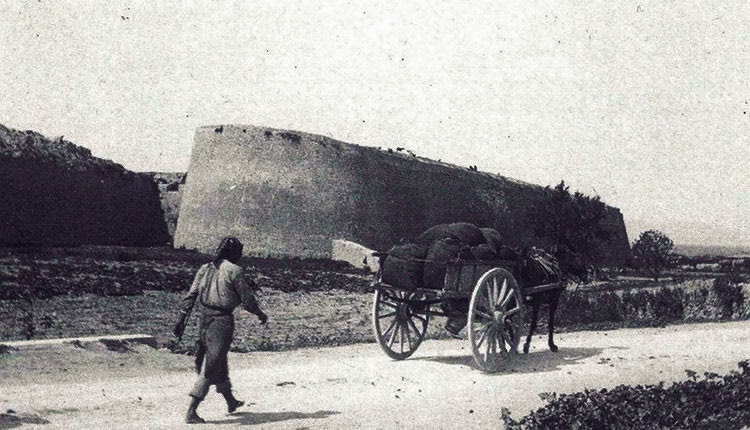 ΦΩΤΟΗΜΕΡΑΣ: Στο Ηράκλειο μιας άλλης εποχής, τότε που το μουλάρι και το γαϊδουράκι έσερναν το κάρο και έτσι γίνονταν οι μεταφορές, όπως σ αυτή την φωτογραφία στα χρόνια του μεσοπολέμου, από το Kομμένο Mπεντένι στον Μασταμπά... H σημερινή οδός Γεωργίου Γεωργιάδη! (Μάρκος Ναλετάκης)