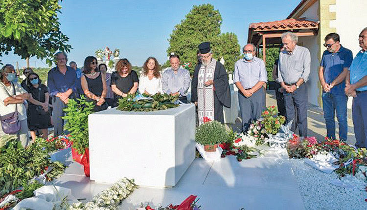 Συγκινητική ήταν η παρουσία του κόσμου όλες αυτές τις μέρες στο κοιμητήριο στον Γαλατά. Στα εννιάμερα από την κοίμηση του Μίκη Θεοδωράκη  το Σάββατο 11 Σεπτεμβρίου ψάλθηκε τρισάγιο στον τάφο του. Το μνημόσυνο των εννιάμερων έγινε σε στενό κύκλο από τον Παγκρήτιο Σύλλογο Φίλων Θεοδωράκη.