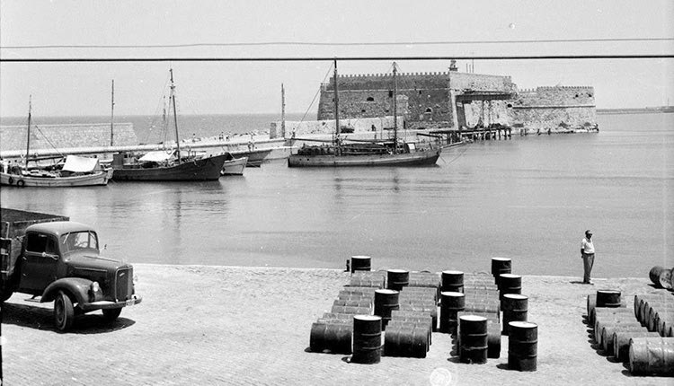 ΦΩΤΟΗΜΕΡΑΣ: Το λιμάνι του Ηρακλείου το 1960. (φωτογραφία Μ. Ναλετάκης)