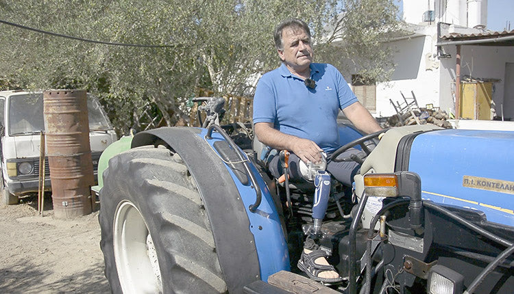 Στόχος του 53χρονου αγρότη είναι να ξαναβγεί κανονικά στα χωράφια... Όπως λέει, η ζωή είναι ωραία, αρκεί να ξέρεις να την ζεις