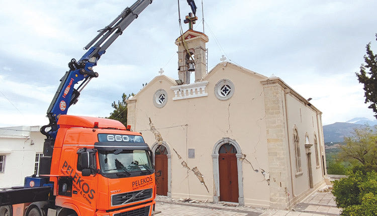 Περισσότερους από 4 τόνους ζύγιζε το ετοιμόρροπο καμπαναριό στον λαβωμένο Ιερό Ναό Αγ. Γεωργίου στο Ίνι, που αποκαθηλώθηκε χθες ύστερα από ιδιωτική πρωτοβουλία