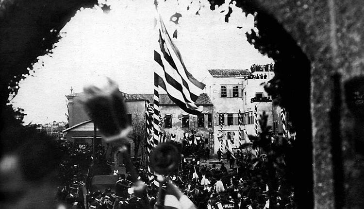 ΦΩΤΟΗΜΕΡΑΣ: ΔΕΚΕΜΒΡΙΟΣ 1913. Η Κρήτη ενώνεται με την Ελλάδα και οι Κρητικοί βγαίνουν με τις σημαίες στους δρόμους.