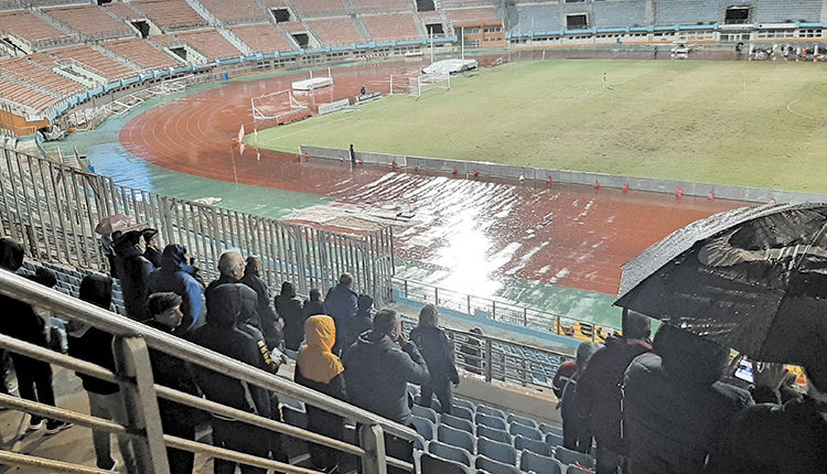 Ακάλυπτοι... στη βροχή οι φίλαθλοι