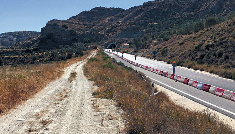 Ορατό το σχίσμα στο αποκλεισμένο σημείο του δρόμου