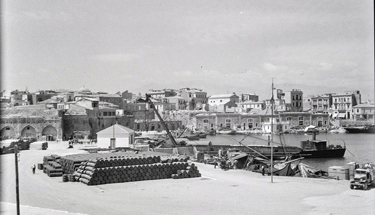 ΦΩΤΟΗΜΕΡΑΣ: ΤΟ ΛΙΜΑΝΙ του Ηρακλείου στα 1950. Διακρίνονται βαρέλια έτοιμα να φορτωθούν.