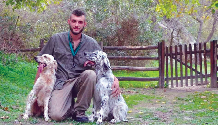 Ο εκπαιδευτής σκύλων, Νικόλας Μοναστηριώτης, με τον Ρας και τον Καίσαρα
