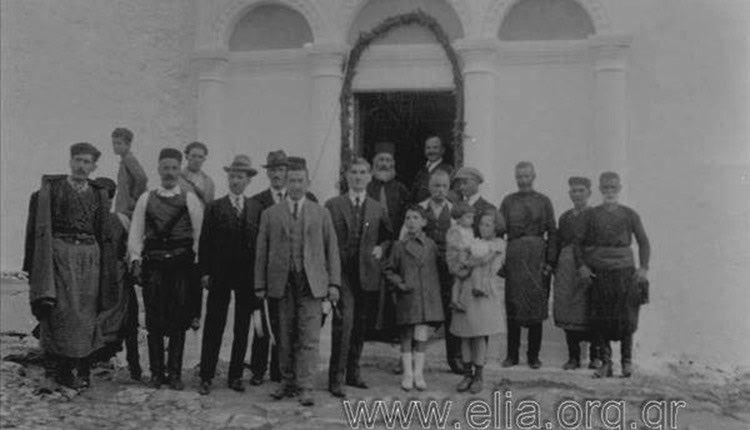 ΦΩΤΟΗΜΕΡΑΣ: Φωτογραφία του 1925, τραβηγμένη στον Άγιο Θωμά, πιθανότατα έξω από την εκκλησία. Αρχείο ΕΛΙΑ