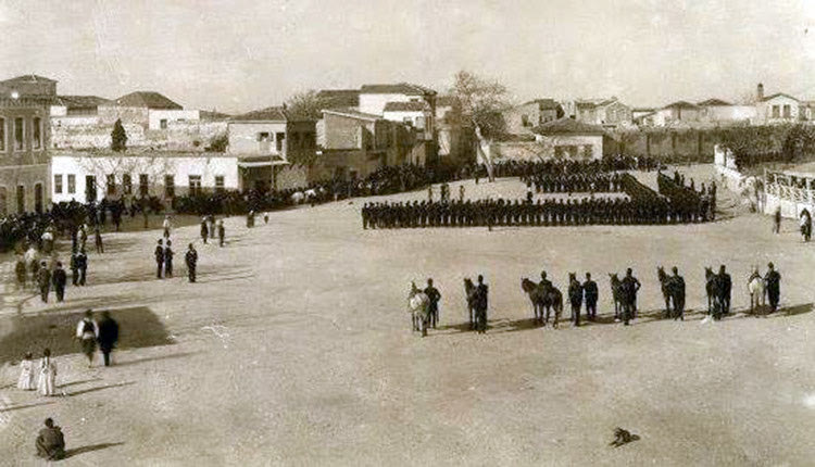 ΦΩΤΟΗΜΕΡΑΣ:Η πλατεία των 3 Καμαρών του Ηρακλείου (σημερινή πλατεία Ελευθερίας) στα τέλη του 19ου αιώνα. Διακρίνεται αριστερά το σημερινό κτήριο της Περιφέρειας- πρώην Νομαρχίας.