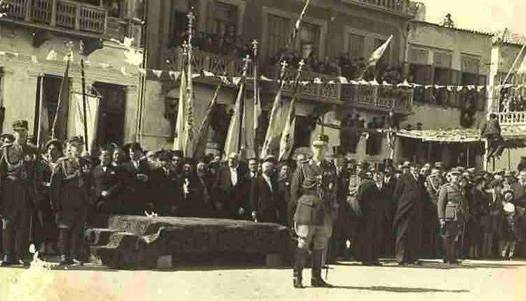 ΦΩΤΟΗΜΕΡΑΣ: Ρέθυμνο 1937. Ο Βασιλιάς Γεώργιος ο Β’ παρακολουθεί την παρέλαση που γίνεται ενώπιόν του.