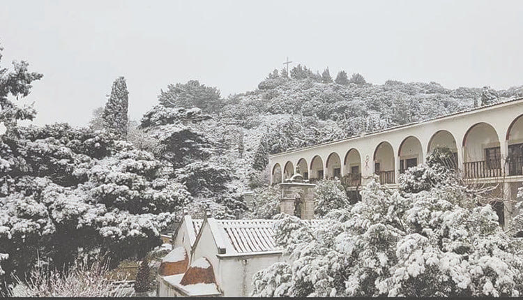 Χιονισμένη η Μονή Γοργολαΐνι