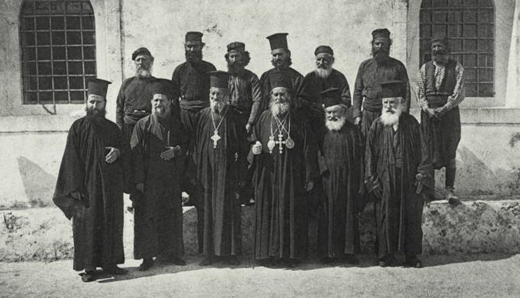 ΦΩΤΟΗΜΕΡΑΣ: Στη Μονή Πρέβελη το 1917. Ο ηγούμενος και οι μοναχοί υποδέχονται τον Μητροπολίτη Ρεθύμνου Τιμόθεο Βενιέρη.