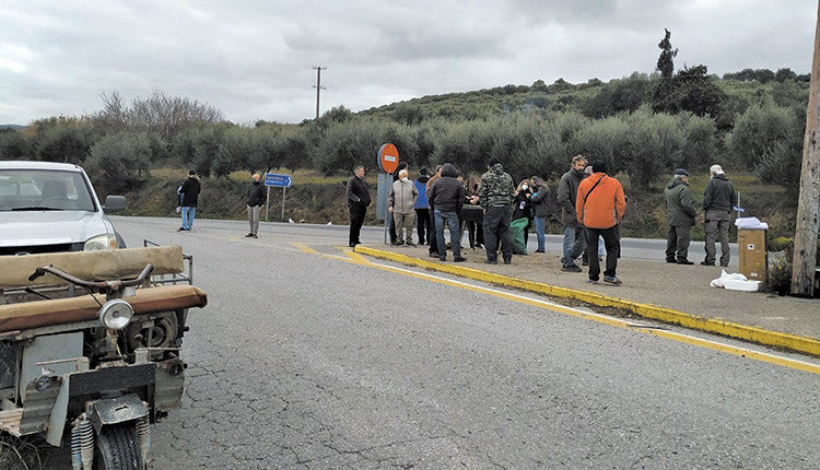 Κινητοποίηση στον κόμβο των Πεζών από αγρότες που αυτοχαρακτηρίζονται «βιοπαλαιστές»