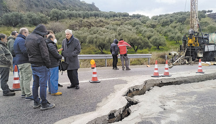 Σοκ και δέος προκαλεί η ρηγμάτωση του δρόμου, που βαθαίνει συνεχώς