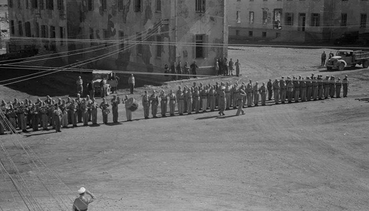 ΦΩΤΟΗΜΕΡΑΣ: 1942, γερμανική Κατοχή, στις σημερινές εγκαταστάσεις της ΣΕΑΠ. Ο υπολοχαγός (Oberleutnant) Iro Ilk λαμβάνει τον Ιπποτικό Σταυρό του Σιδηρού Σταυρού (Ritterkreuz) (φωτογραφίες: Χανς Γκρος).