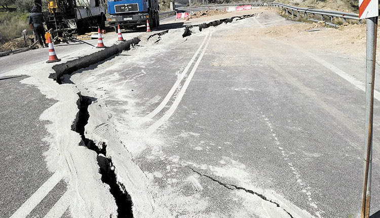 Ο ΚΑΙΡΟΣ ΔΕΝ ΒΟΗΘΑ ΤΟΝ ΔΡΟΜΟ ΤΗΣ ΜΕΣΣΑΡΑΣ Αγωνία για τη συγκράτηση της κατολίσθησης