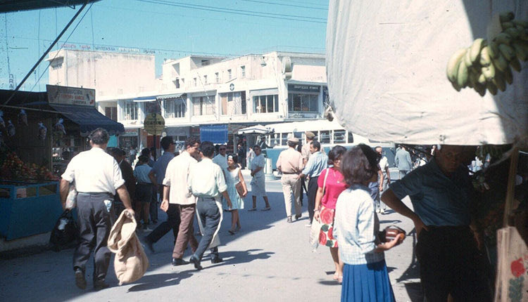 ΦΩΤΟΗΜΕΡΑΣ: Άνοιξη του 1963, στην αγορά του Ηρακλείου. Στο βάθος ο τροχονόμος στο Βαλιδέ Τζαμί.