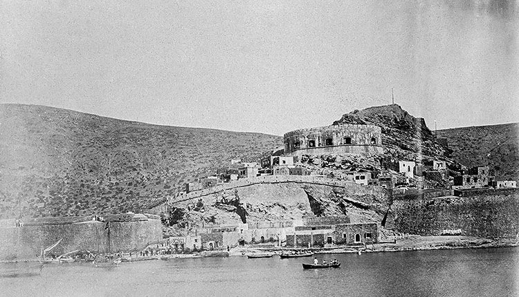 ΦΩΤΟΗΜΕΡΑΣ:Η Σπιναλόγκα το 1900. Φωτογραφία Henry Zimball, (πηγή Θ. Μεταλληνός).