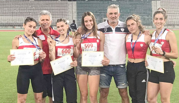 Η ομάδα 4x100 της Ακαδημίας Ηρακλείου με τους προπονητές της κ.κ. Τσατσάκη, Πλουμάκη