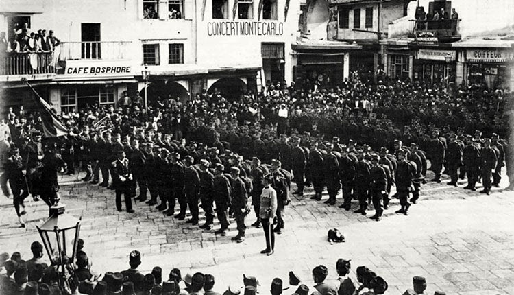 ΦΩΤΟΗΜΕΡΑΣ: Χανιά 1898. Το αυστροουγγρικό σύνταγμα σε πλήρη διάταξη