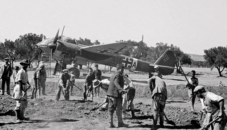 ΦΩΤΟΗΜΕΡΑΣ: Αεροδρόμιο Καστελλίου 1942. Οι κάτοικοι έχουν επιστρατευθεί για να φτιάξουν τον διάδρομο.