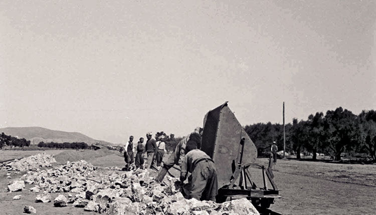 ΦΩΤΟΗΜΕΡΑΣ: Κάτοικοι της περιοχής Καστελλίου επιστρατεύονται για την κατασκευή του αεροδρομίου (1942).