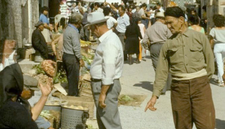 ΦΩΤΟΗΜΕΡΑΣ: Δεκαετία του ‘80 στο ακμάζον τότε παζάρι του Αρκαλοχωρίου.