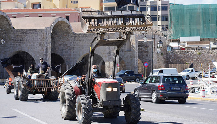 Ετοιμάζονται για δυναμικές κινητοποιήσεις αύριο οι αγρότες