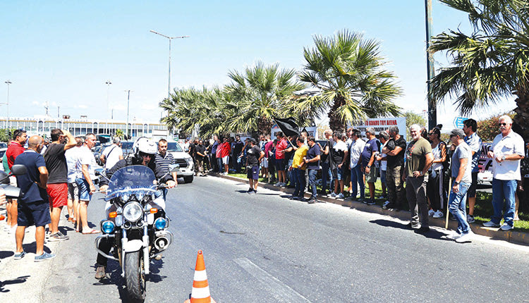 Aγρότες της Κρήτης σε συλλαλητήριο έξω από το διεθνές αεροδρόμιο Ηρακλείου «Νίκος Καζαντζάκης».