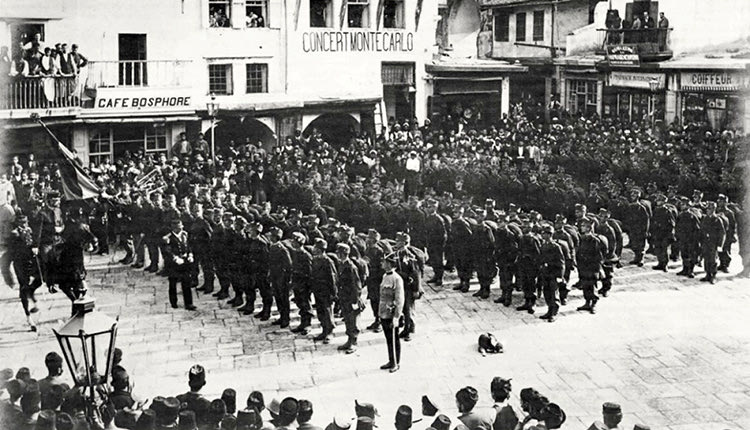 ΦΩΤΟΗΜΕΡΑΣ: 1898 στα Χανιά. Το αυστροουγγρικό σύνταγμα παρουσιάζει όπλα.