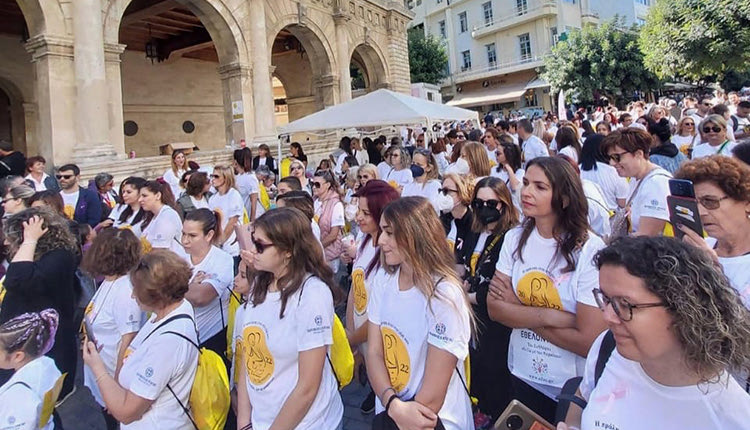 Ηλικιωμένοι, νέοι, γονείς με τα καροτσάκια των παιδιών τους συμμετείχαν χθες στην πρωτοβουλία του Συλλόγου Στήριξης Ασθενών με Νεοπλασματική νόσο «Ευ Ζω με τον Καρκίνο», στο κέντρο του Ηρακλείου, όπου έγινε ενημέρωση σχετικά με την πρόληψη του καρκίνου του μαστού, στο πλαίσιο του 7ου Περιπάτου “Ευ Ζω με τον Καρκίνο”.