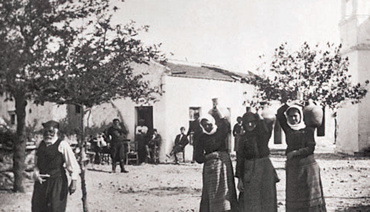 ΦΩΤΟΗΜΕΡΑΣ:Σε χωριό της Κρήτης το 1936. Φωτογραφία Jacques Boyer.