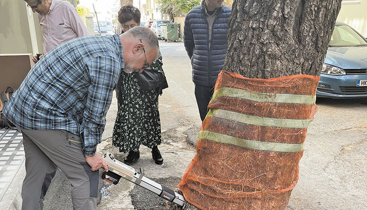 ΤΟ ΜΗΧΑΝΗΜΑ ΗΡΘΕ ΑΠΟ ΤΗ ΓΕΡΜΑΝΙΑ  Αυτοψία στα δέντρα  με υψηλή τεχνολογία 