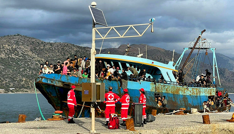 Γιγαντιαία επιχείρηση για τη διάσωση εκατοντάδων μεταναστών στην Παλαιόχωρα