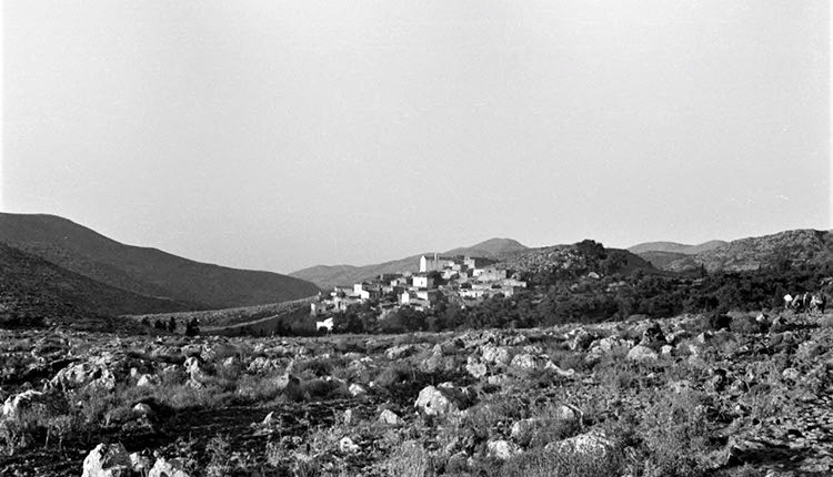 ΦΩΤΟΗΜΕΡΑΣ: Στην Πολυθέα-Σπυριδιανό, δίπλα στο Καστέλλι, το 1942, επί Κατοχής (πηγή Karl Ottalial).