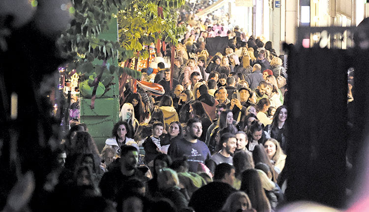 ΤΙ ΠΕΡΙΜΕΝΟΥΝ ΟΙ ΕΜΠΟΡΟΙ ΤΙΣ ΓΙΟΡΤΕΣ ΧΡΙΣΤΟΥΓΕΝΝΑ ΚΑΙ ΠΡΩΤΟΧΡΟΝΙΑ Γιορτές και πεζόδρομοι... ζεσταίνουν την αγορά