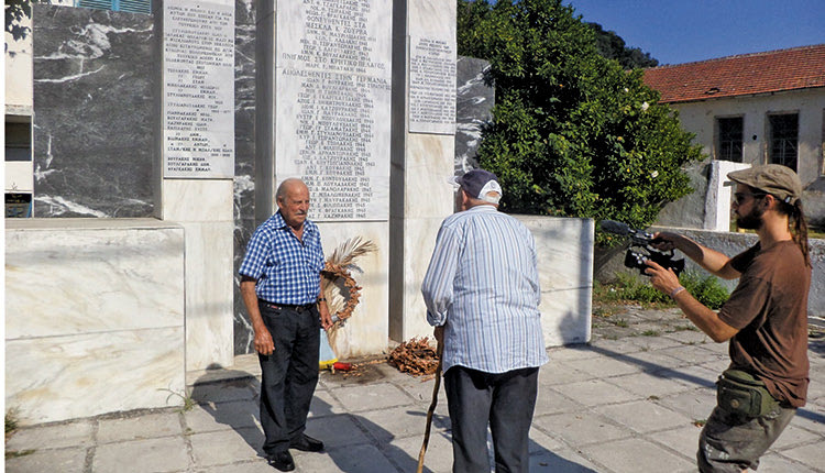 Οι δυο επιζήσαντες των ναζιστικών στρατοπέδων Σταύρος Παπουτσάκης και Κώστας Βουράκης στο μνημείο των Μεσκλών Κυδωνίας