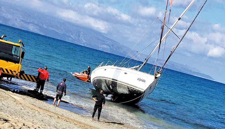 Έμεινε ακυβέρνητο στην Αγία Μαρίνα το ιστιοπλοϊκό που μετέφερε μετανάστες