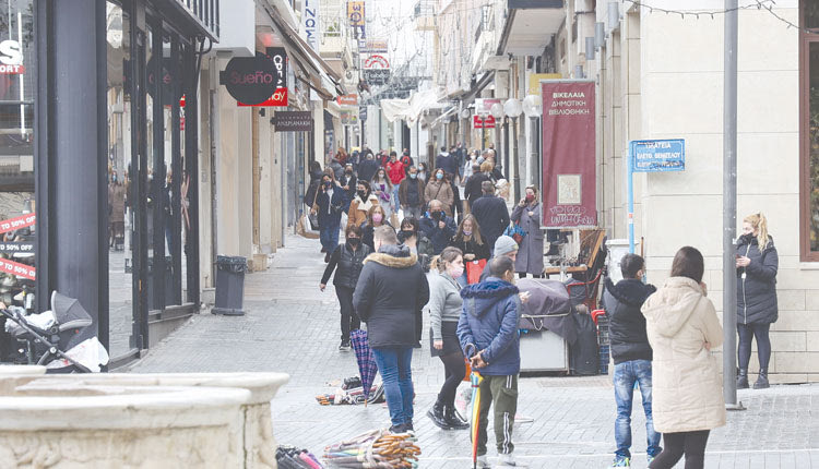 Άρχισαν χθες κι επίσημα οι χειμερινές εκπτώσεις στην αγορά