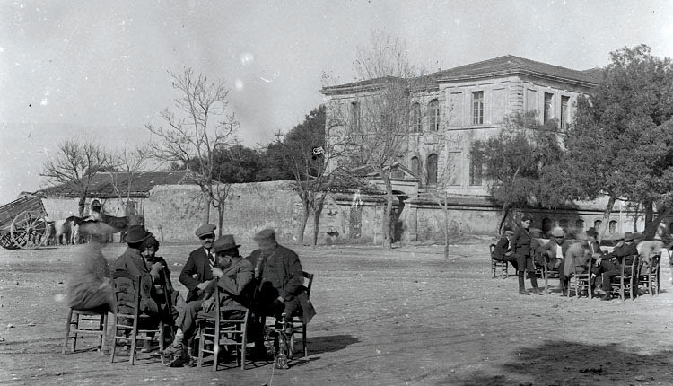 ΦΩΤΟΗΜΕΡΑΣ: Στο Ρέθυμνο (έξω από την παλιά Νομαρχία) την εποχή του Μεσοπολέμου.