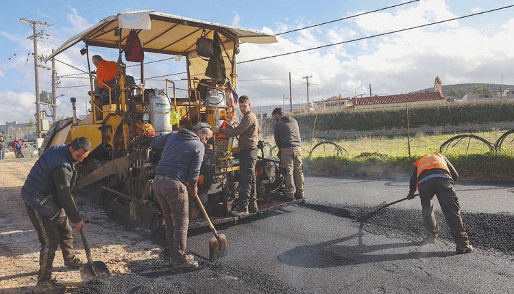 Με τόση άσφαλτο που πέφτει στον Καρτερό και τόσο νοικοκύρεμα που υφίσταται η μέχρι πρότινος υποβαθμισμένη περιοχή, σε λίγο θα μπορούμε να τη βαφτίσουμε και “Ριβιέρα της Κρήτης”.